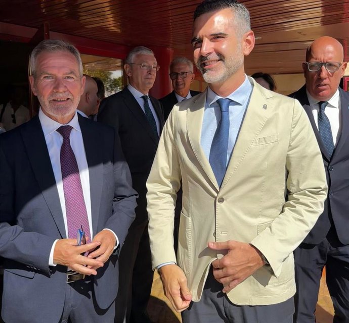 El presidente de la Autoridad Portuaria de Motril, José García, junto al consejero  en funciones de Agricultura, Pesca, Agua y Desarrollo Rural de la Junta de Andalucía, Ramón Fernández-Pacheco en la reunión del Clúster Marítimo-Marino de Andalucía.