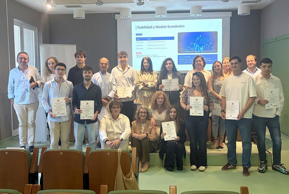 Alumnado ganador, finalista, miembros del jurado y organizadores de la tercera fase del programa INSIDE UJA 2025-2026