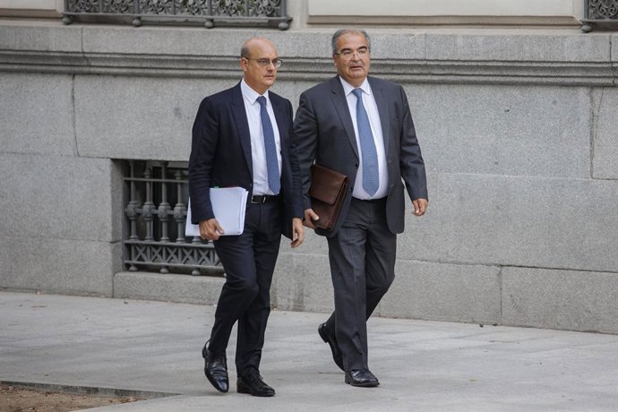 Archivo - El expresidente del Banco Popular Ángel Ron (d) y su abogado José Antonio Choclán (i) a su llegada a un juicio en la sede de la Audiencia Nacional, a 19 de octubre de 2022, en Madrid (España). 