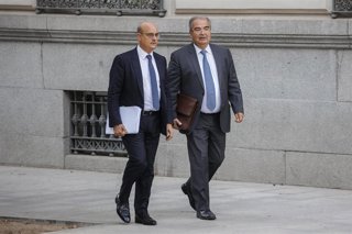 Archivo - El expresidente del Banco Popular Ángel Ron (d) y su abogado José Antonio Choclán (i) a su llegada a un juicio en la sede de la Audiencia Nacional, a 19 de octubre de 2022, en Madrid (España). 