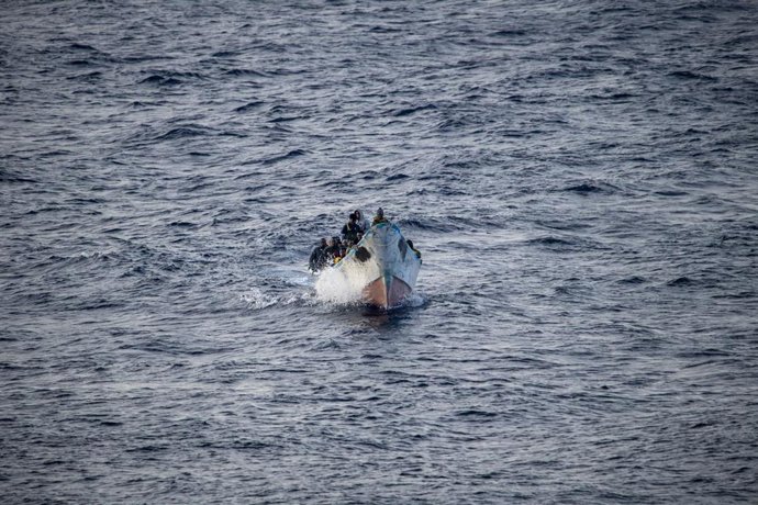 Archivo - Un cayuco a su llegada al puerto de La Restinga, a 7 de diciembre de 2024, en El Hierro, Canarias (España). Foto de archivo.