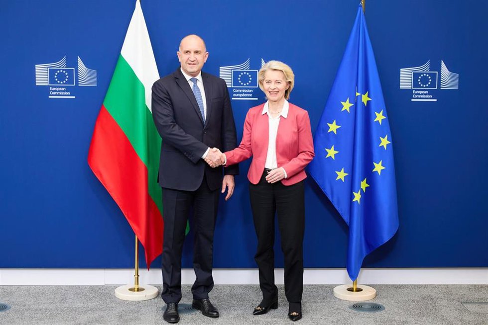 La presidenta de la Comisión Europea, Ursula von der Leyen, junto al primer ministro búlgaro, Rumen Radev, en Bruselas.