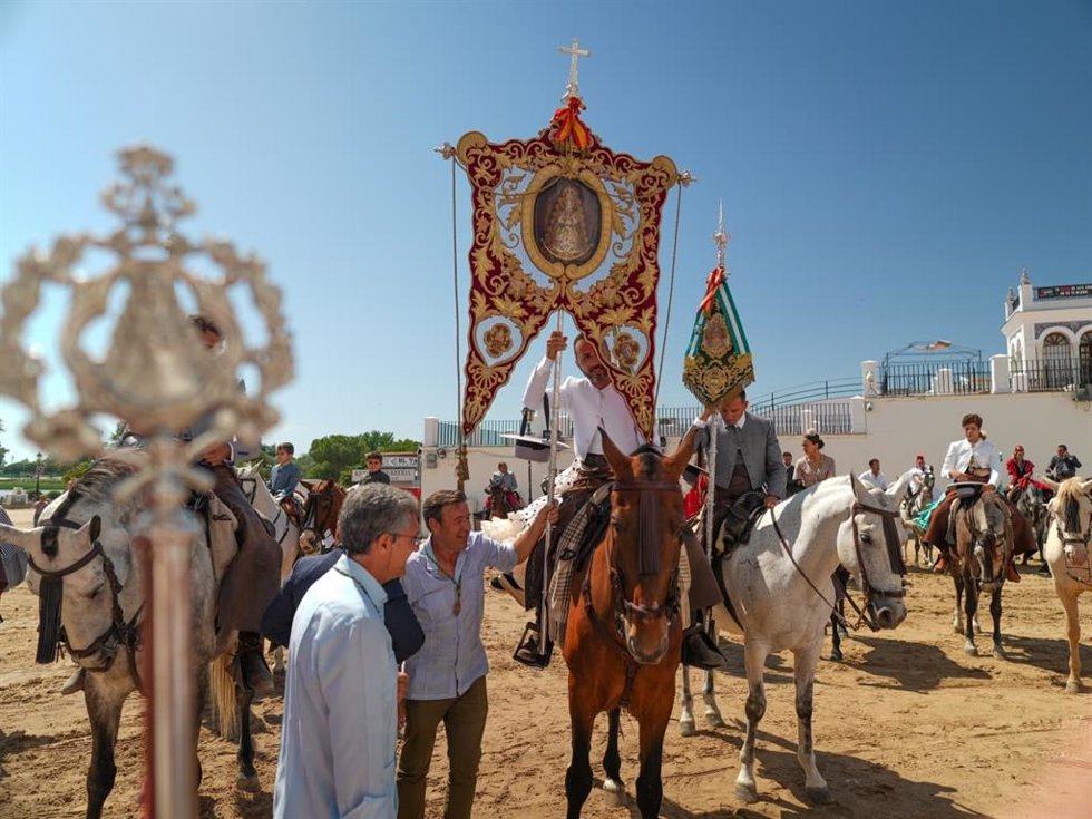 Salida de la Hermandad Matriz de Almonte este jueves desde El Rocío para marcar el fin de una romería marcada por el incendio en Doñana.