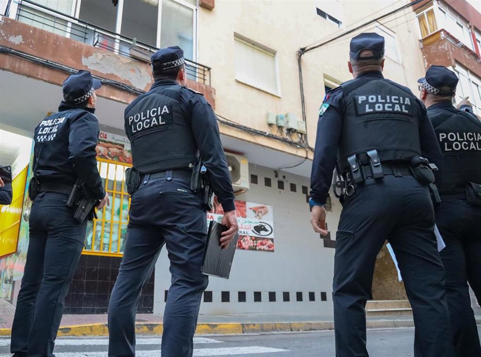 Agentes de la Policía Local de El Ejido (Almería) frente a una carnicería.