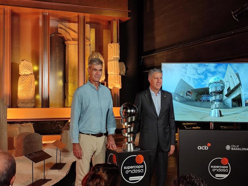 El presidente de la acb, Antonio Martín, y el alcalde de Badalona, Xavier García Albiol, en la presentación de la Supercopa Endesa 2026 en el Museu de Badalona