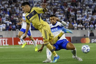 Futbol, Universidad Catolica vs Boca Juniors. Copa Libertadores 2026. El jugador de Boca Juniors Tomas Aranda, izquierda, disputa el balon con Branco Ampuero de Universidad Catolica durante el partido del grupo D de la Copa Libertadores realizado en el