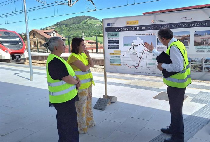 La delegada del Gobierno en Asturias, Adriana Lastra, el comisionado para las Cercanías en Asturias, Cantabria y País Vasco del Ministerio de Transportes y Movilidad Sostenible, Antonio Berrios y  la alcaldesa de Llanera, Eva María Pérez.