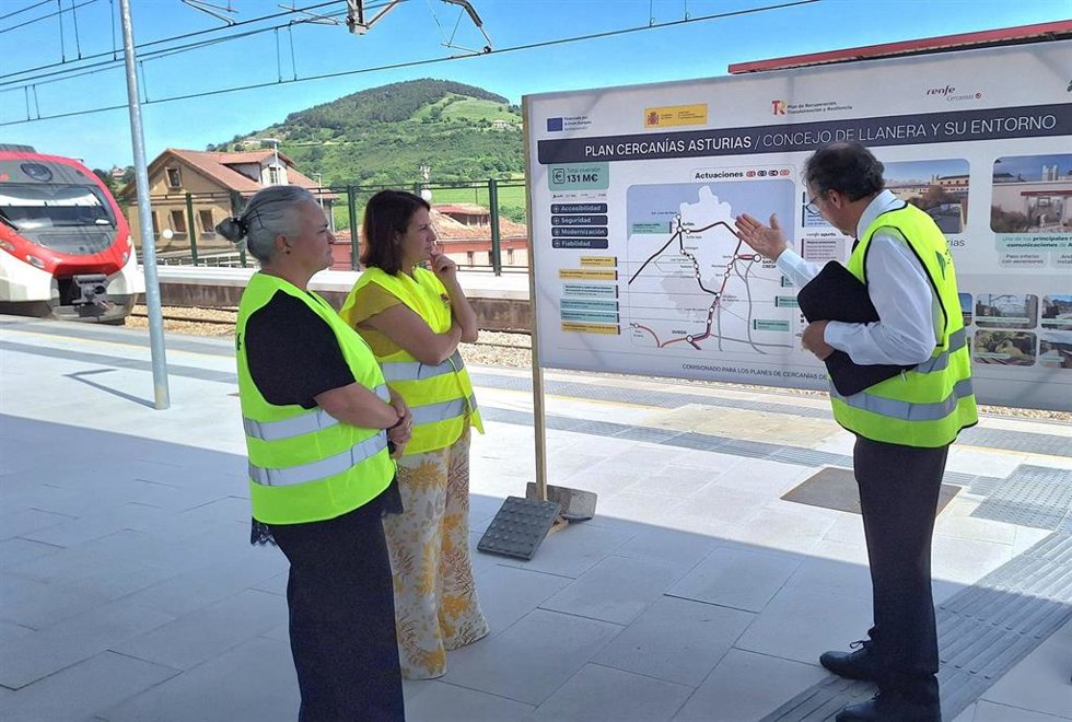 La delegada del Gobierno en Asturias, Adriana Lastra, el comisionado para las Cercanías en Asturias, Cantabria y País Vasco del Ministerio de Transportes y Movilidad Sostenible, Antonio Berrios y la alcaldesa de Llanera, Eva María Pérez.