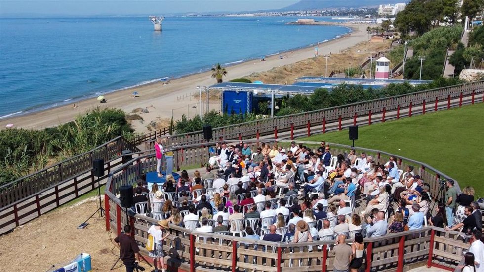 La alcaldesa de Marbella informa sobre la regularización de las concesiones de hamacas en todo el litoral