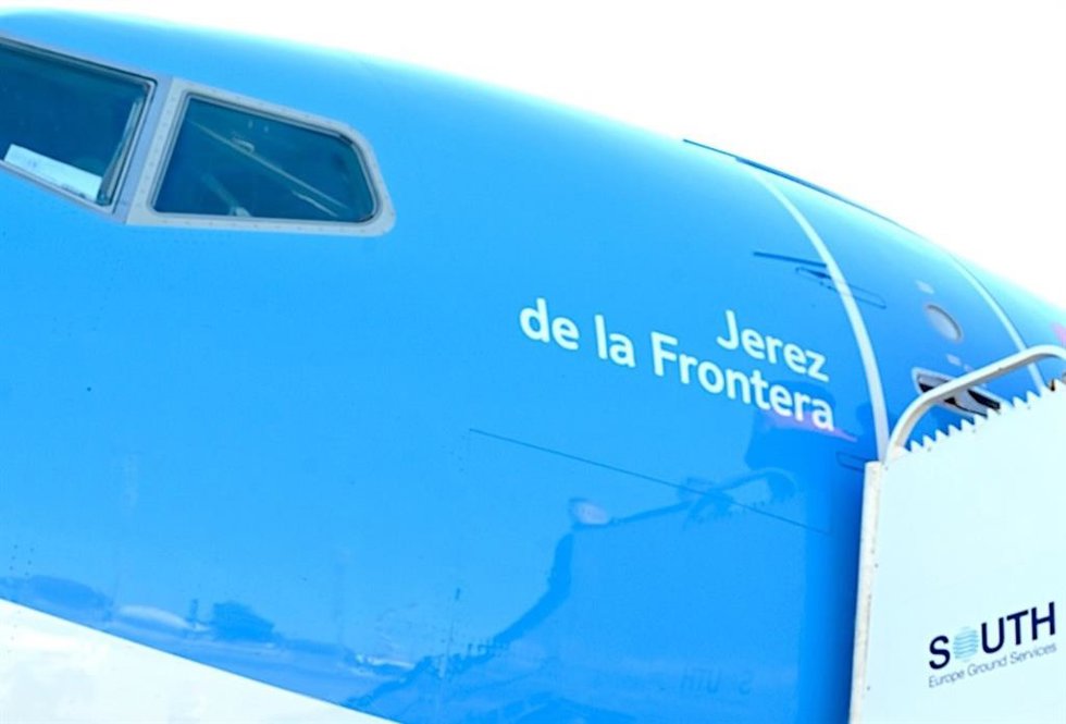 Detalle del avión Boing 737-Max 8 de la touroperadora alemana TUI que desde hoy lleva el nombre de 'Jerez de la Frontera'.