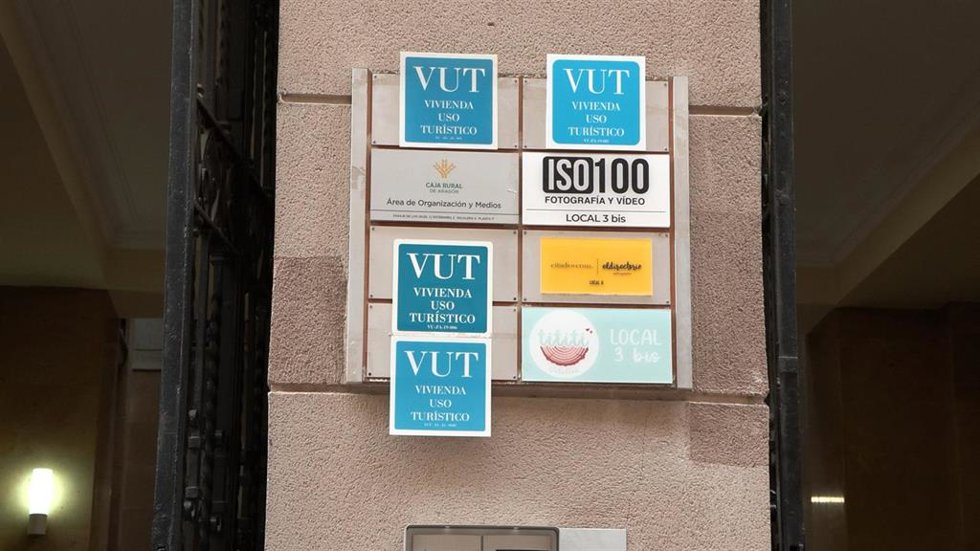Archivo - Cartles de Viviendas de Uso Turístico. Imagen de archivo.
