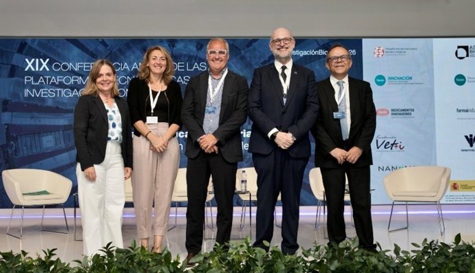 Fina Lladós, presidenta de Farmaindustria; Cristina Nadal, presidenta de AseBio; Andreas Föerster, presidente en Funciones de Fenin Cataluña; Santiago de Andrés, presidente de la Fundacion Vet+i, y Josep Samitier, coordinador científico de Nanomed Spain.