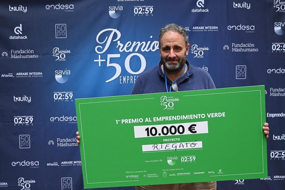 Pablo Martínez posa con el premio por el proyecto Riegató.