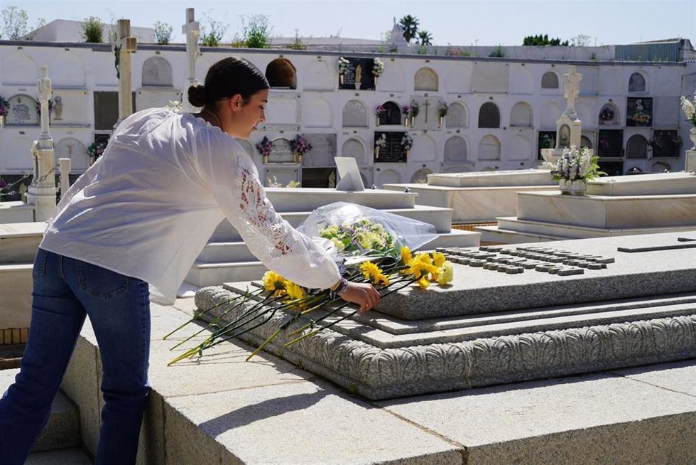 Ofenda floral en la tumba de Juan Ramón Jiménez, en Moguer.