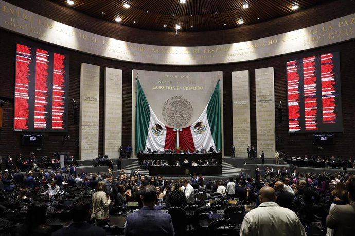 A ministra do Interior do México, Rosa Icela Rodríguez Velázquez, discursa durante sua participação perante os legisladores por ocasião do Primeiro Relatório sobre o Estado do Governo da presidente mexicana Claudia Sheinbaum Pardo, no Palácio Legislativo 