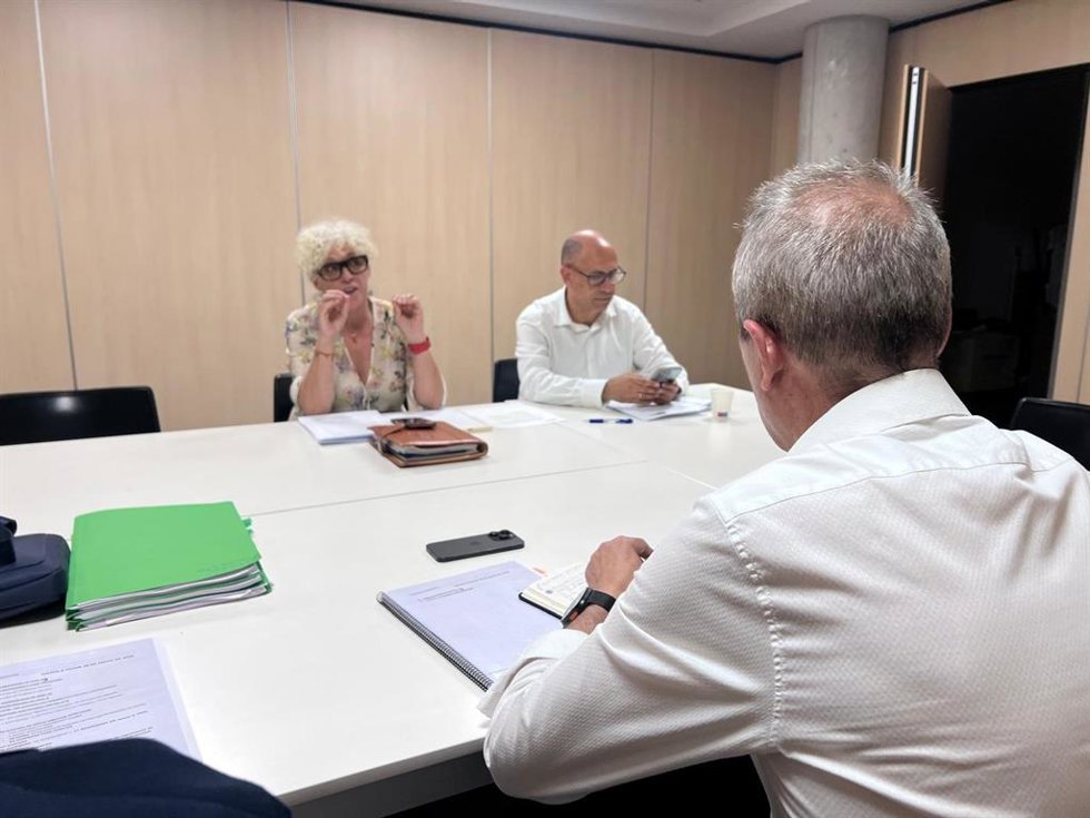 Reunión del Consejo de Administración de VIVA, con el concejal de Urbanismo y Vivienda, José Ignacio Zarandona, de espaldas.