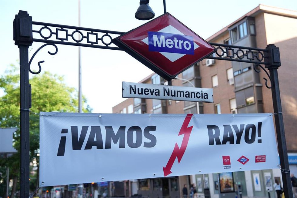 Lona en el Metro de Nueva Numancia por el partido del Rayo Vallecano