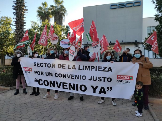 Archivo - Concentración de trabajadoras de la limpieza de Córdoba, en una imagen de archivo.