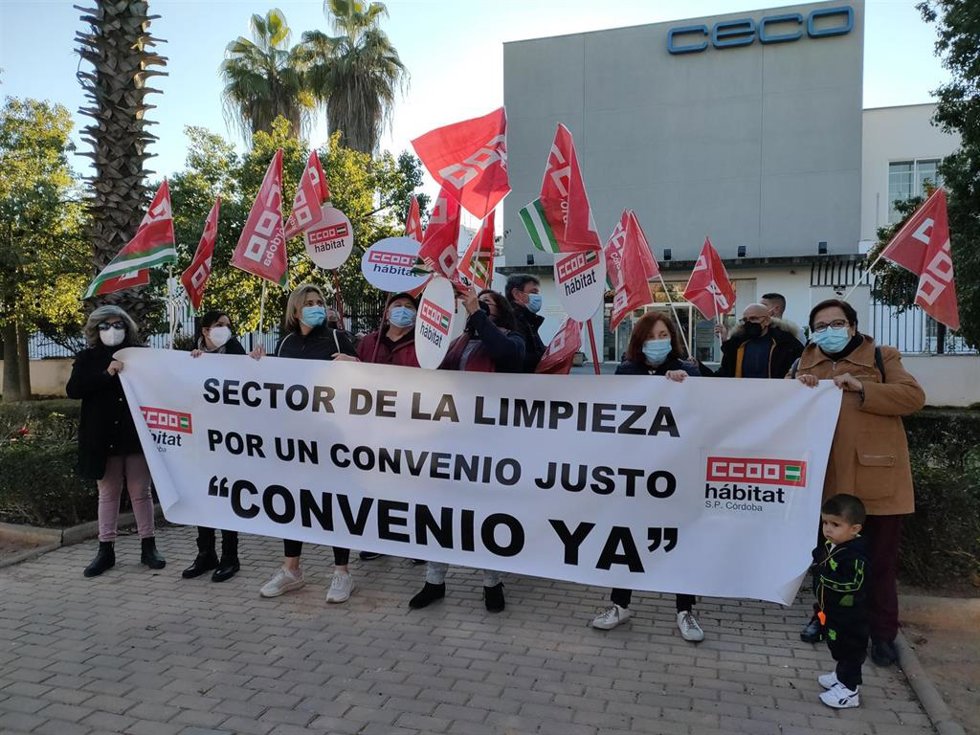 Archivo - Concentración de trabajadoras de la limpieza de Córdoba, en una imagen de archivo.