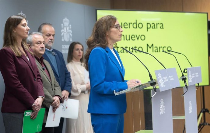 Archivo - La ministra de Sanidad, Mónica García, junto a los representantes de los sindicatos del Ámbito.