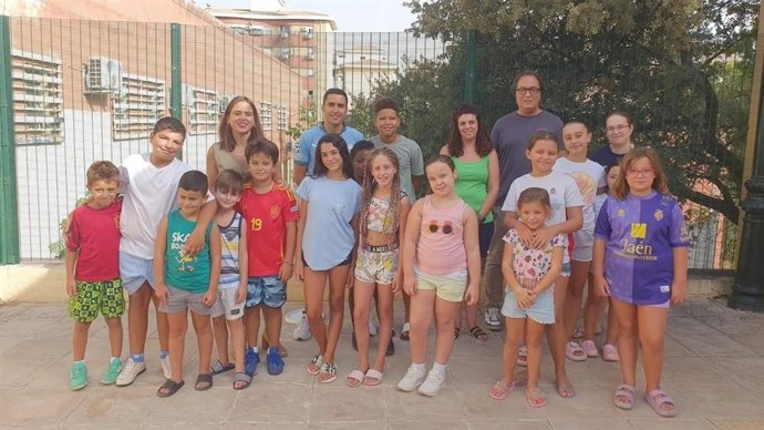 Archivo - La concejala Ángeles Díaz (3i) junto a participantes en la pasada edición de las Escuelas de Verano y el también edil José Manuel Higueras.