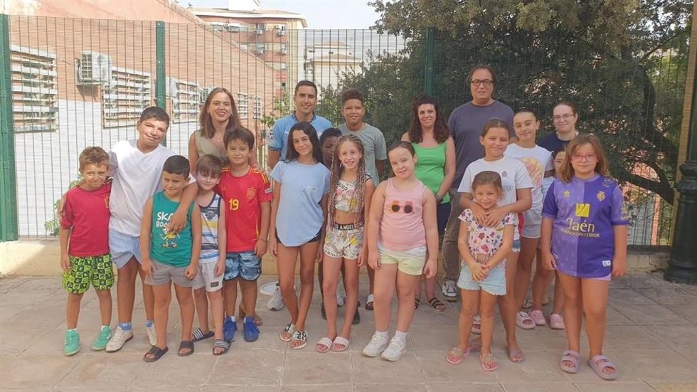 Archivo - La concejala Ángeles Díaz (3i) junto a participantes en la pasada edición de las Escuelas de Verano y el también edil José Manuel Higueras.