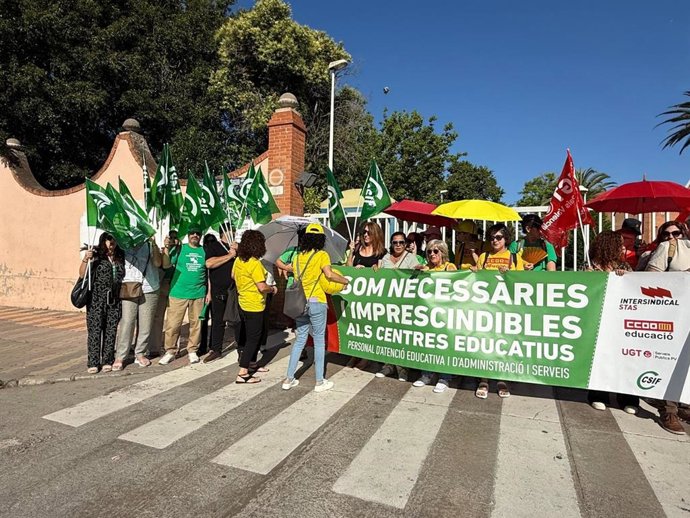 Personal de Atención Educativa (PAE) y de Administración y Servicios (PAS) se han concentrado este jueves ante la Conselleria de Educación para exigir "plantillas suficientes y condiciones laborales dignas".