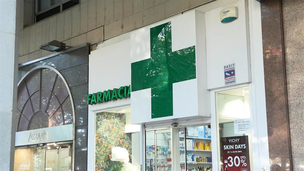 Archivo - Cruz de una farmacia