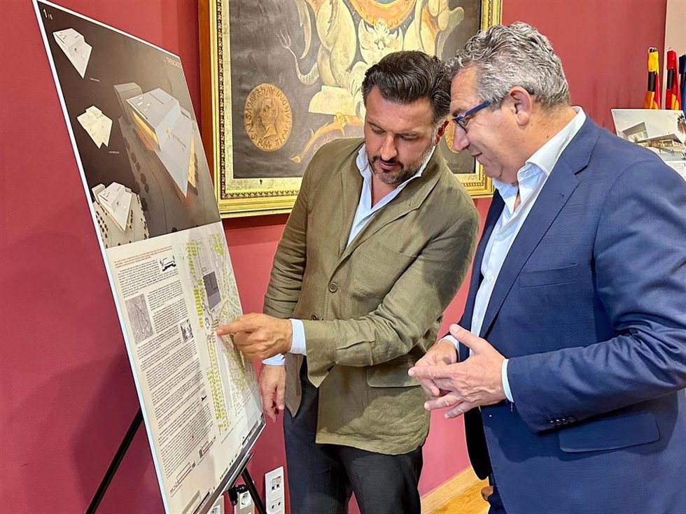El presidente de la Diputación de Alicante, Toni Pérez (d), y el alcalde de Elche, Pablo Ruz (i)