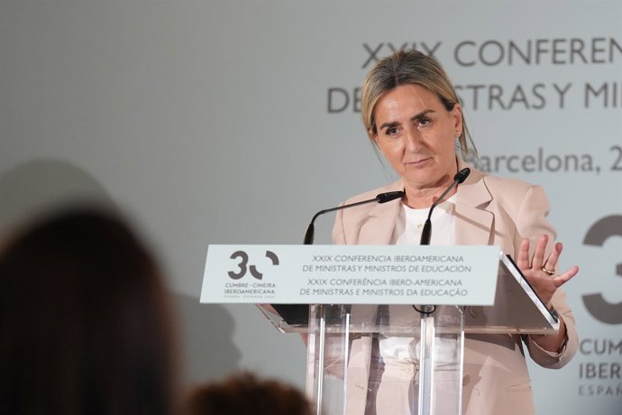 La ministra de Educación, Milagros Tolón, interviene durante la rueda de prensa oficial de presentación celebrada en las dependencias del Palau de Pedralbes, a 28 de mayo de 2026, en Barcelona, Catalunya (España). La comparecencia ante los medios sirve pa