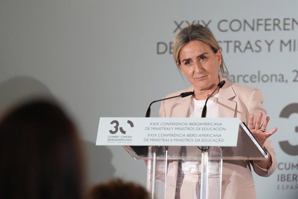 La ministra de Educación, Milagros Tolón, interviene durante la rueda de prensa oficial de presentación celebrada en las dependencias del Palau de Pedralbes, a 28 de mayo de 2026, en Barcelona, Catalunya (España). La comparecencia ante los medios sirve pa