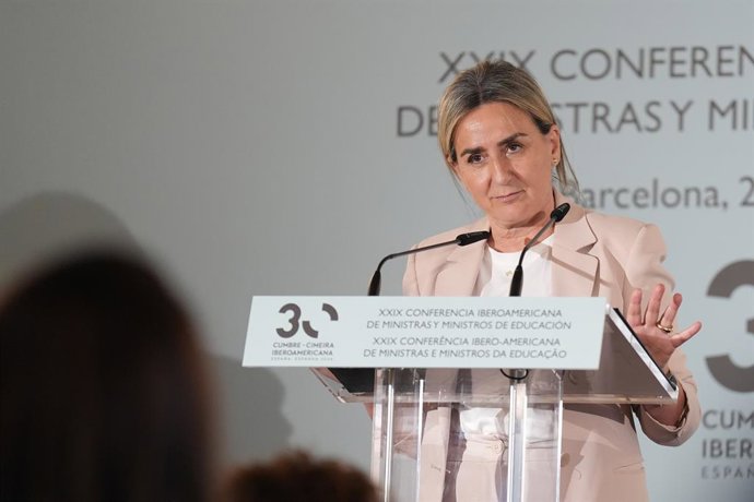 La ministra de Educación, Milagros Tolón, interviene durante la rueda de prensa oficial de presentación celebrada en las dependencias del Palau de Pedralbes, a 28 de mayo de 2026, en Barcelona, Catalunya (España). La comparecencia ante los medios sirve pa