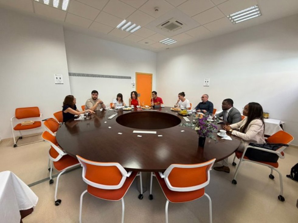 La vicerrectora de Igualdad, Sara Pinzi (izda.), junto a personal de la Facultad de Medicina y Enfermería y de la Cátedra, durante la reunión con la delegación angoleña.