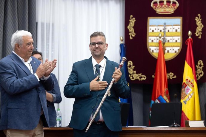 Alejandro Pascual, nuevo alcalde de Villanueva del Trabuco, ha recibido la vara de mando municipal de manos del socialista Juan Luis Gallardo