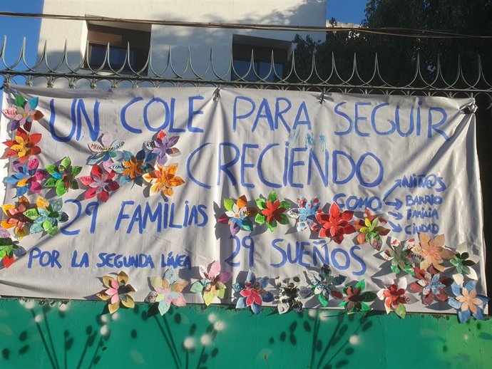 Pancarta de las familias del CEIP López Díeguez que reclaman una segunda línea de Infantil de 3 años para matricular a sus hijos en dicho colegio.