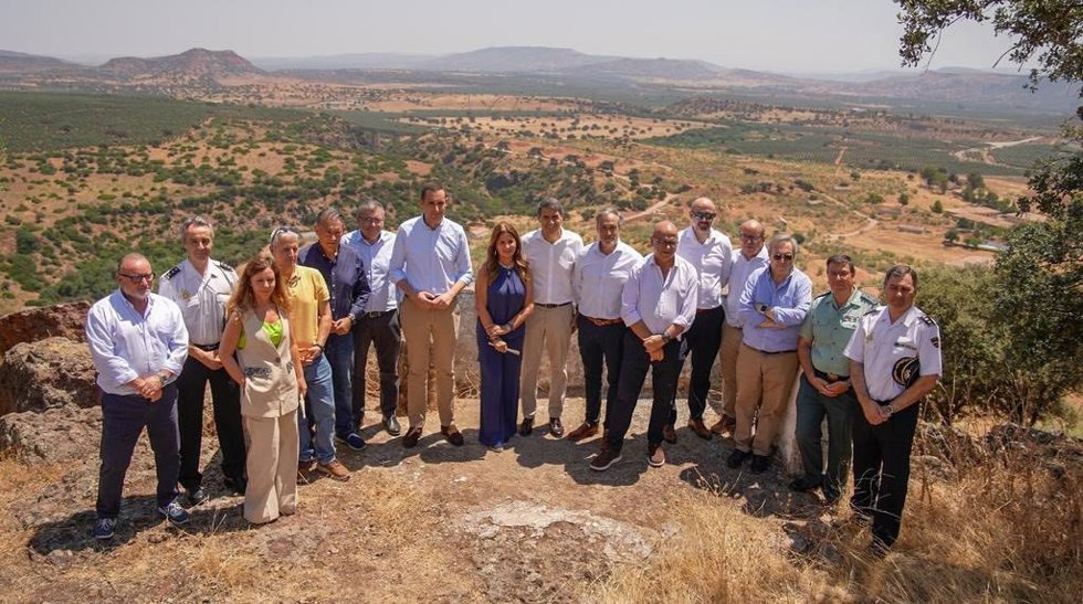 Archivo - El subdelegado del Gobierno, Manuel Fernández (6d), junto a otras autoridades y responsables de FMG, en una visita al antiguo polvorín de Vadollano.