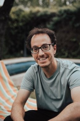 Javier Marco (Alicante, 1981) es director y guionista. Sus trabajos han sido premiados y seleccionados en festivales como San Sebastián, Clermont-Ferrand, Palm Springs, Cleveland, FICG Guadalajara o Leeds, entre otros.