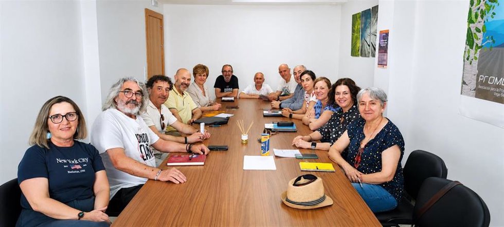 Reunión en la sede de Promovega de la plataforma Salvemos Sierra Elvira con técnicos ambientales y representantes de los ayuntamientos de Atarfe, Albolote y Pinos Puente para avanzar en la consecución del entorno como un parque periurbano intermunicipal.