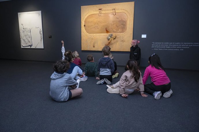 Archivo - Taller didáctico de Tàpies en Fundación Bancaja