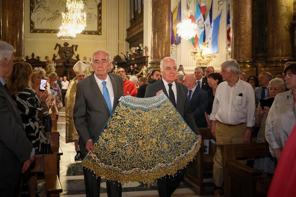 El presidente y el director general de Fundación Ibercaja, Amado Franco y José Luis Rodrigo, llevan el manto ofrendado a la Virgen del Pilar.