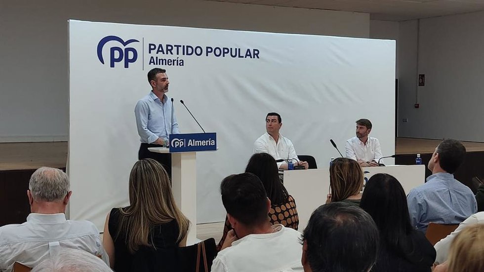El presidente del Partido Popular (PP) de Almería, Ramón Fernández-Pacheco, en su intervención durante el acto.