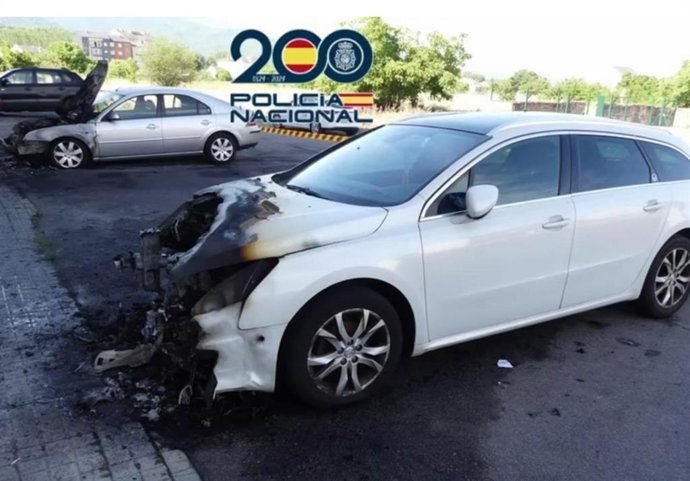 Imagen de los vehículos incendiados presuntamente por el varón detenido tras discutir con su pareja.