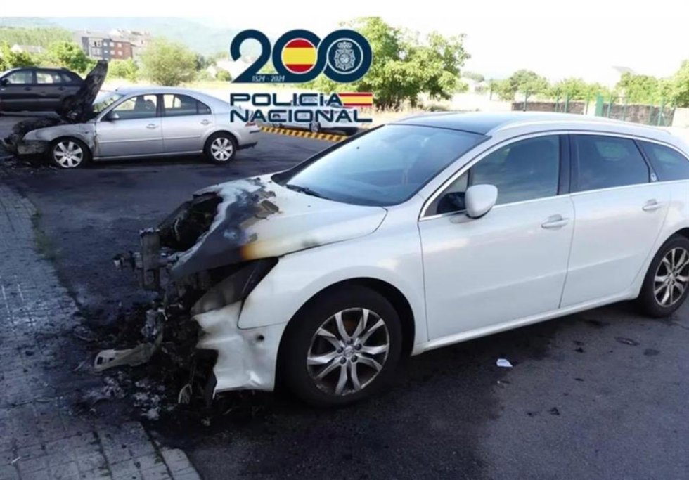 Imagen de los vehículos incendiados presuntamente por el varón detenido tras discutir con su pareja.