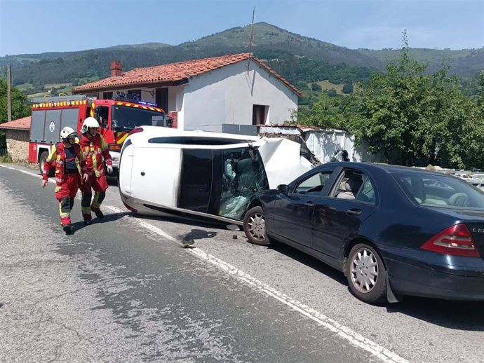 Herido leve al salirse de la vía y volcar su turismo en Corvera de Toranzo