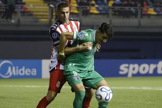 Futbol, Audax Italiano vs Barracas Central Copa Sudamericana 2026. El jugador de Audax Italiano Diego Coelho, derecha, disputa el balon con el defensa de Barracas Central durante el partido de la fecha 5 del grupo G de la Copa Sudamericana realizado en