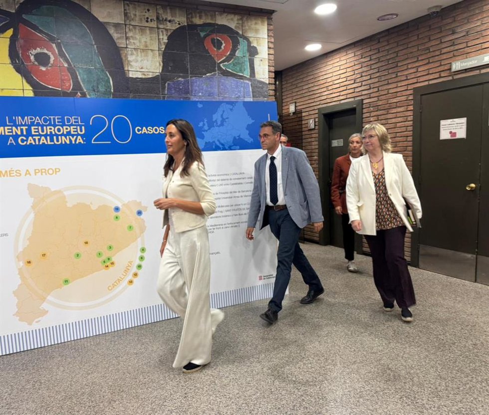 La consellera Esther Niubó y los secretarios Ignasi Giménez y Teresa Sambola antes de entrar en la reunión