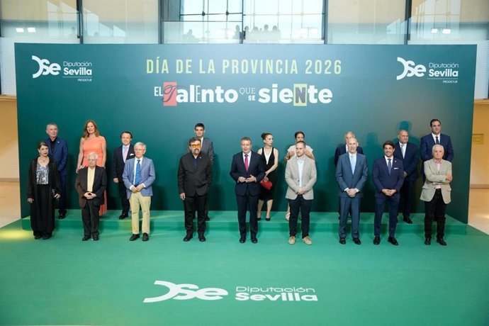 Foto de familia de los premiados con la Medalla de la Provincia de Sevilla, junto al presidente de la Diputación, antes del inicio de la gala institucional celebrada en el auditorio Cartuja Center
