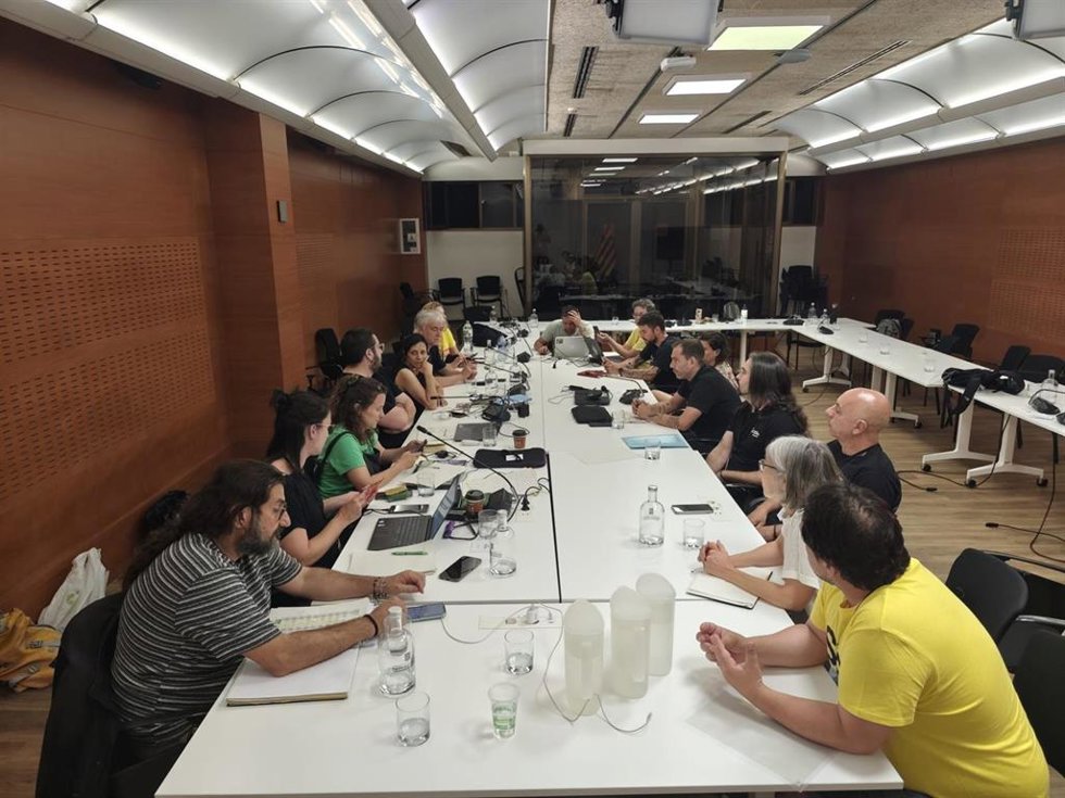 Representantes sindicales en la sede del Departament, este jueves, en Barcelona