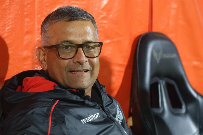 Futbol, Union Espanola vs Cobreloa Fecha 7, Liga de Ascenso 2026 El entrenador de Union Espanola Ronald Fuentes, es fotografiado durante un partido de la Liga de Ascenso contra Cobreloa disputado en el estadio Santa Laura, en Santiago,
