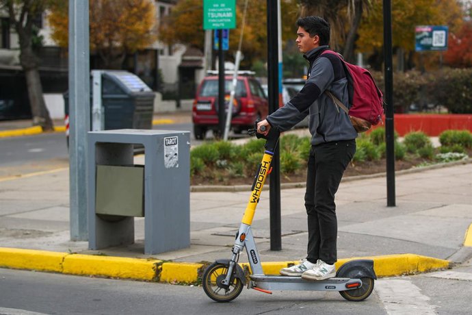 Vi a del Mar 24 de Mayo 2026 Gran cantidad de personas se suman a la electromovilidad y a la vez al turismo, usando los scooters que est n en la ciudad y as  recorrer el borde costero de Vi a del Mar Manuel Lema/Aton Chile